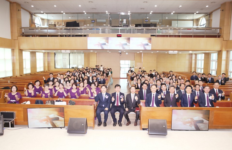 성남노회 동원교회와 광교좋은교회 합병감사예배 모습