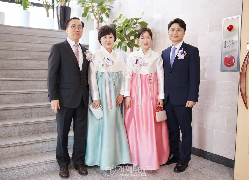 성남노회 동원교회와 광교좋은교회 합병감사예배 모습
