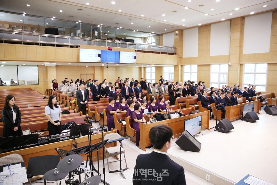 성남노회 동원교회와 광교좋은교회 합병감사예배 모습