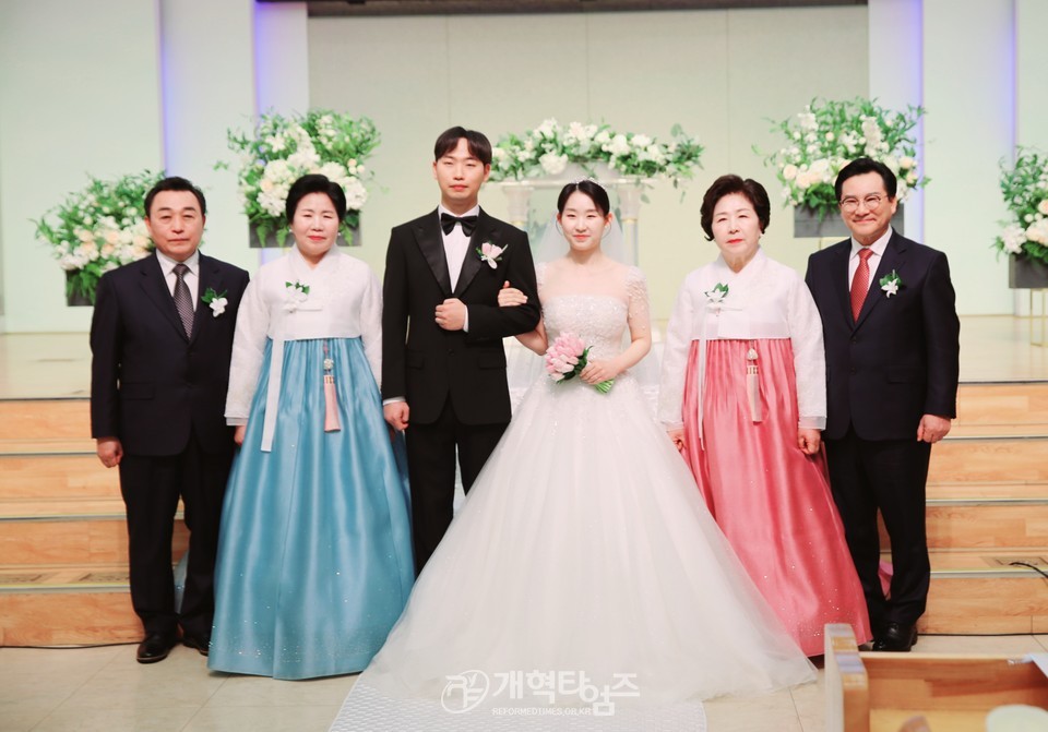 전 총회 재판국장 이두형 목사 아들, 부총회장 예비후보 정○○ 목사 딸, 결혼 예식 모습