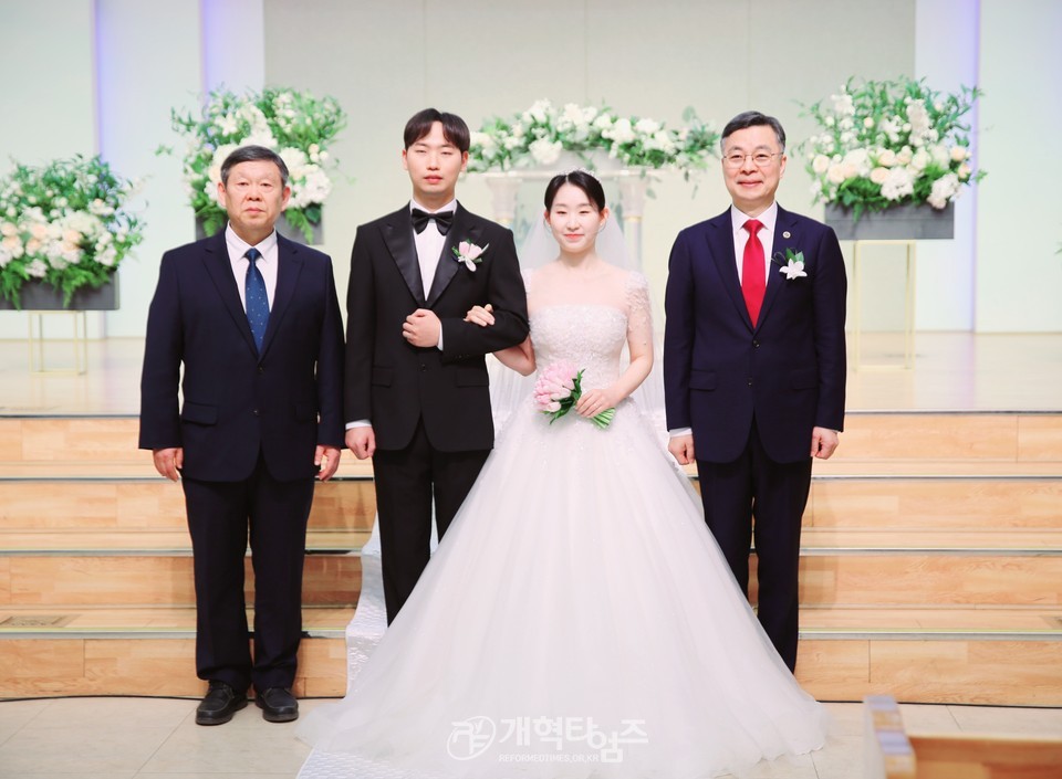 전 총회 재판국장 이두형 목사 아들, 부총회장 예비후보 정○○ 목사 딸, 결혼 예식 모습