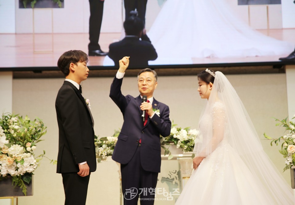 전 총회 재판국장 이두형 목사 아들, 부총회장 예비후보 정○○ 목사 딸, 결혼 예식 모습