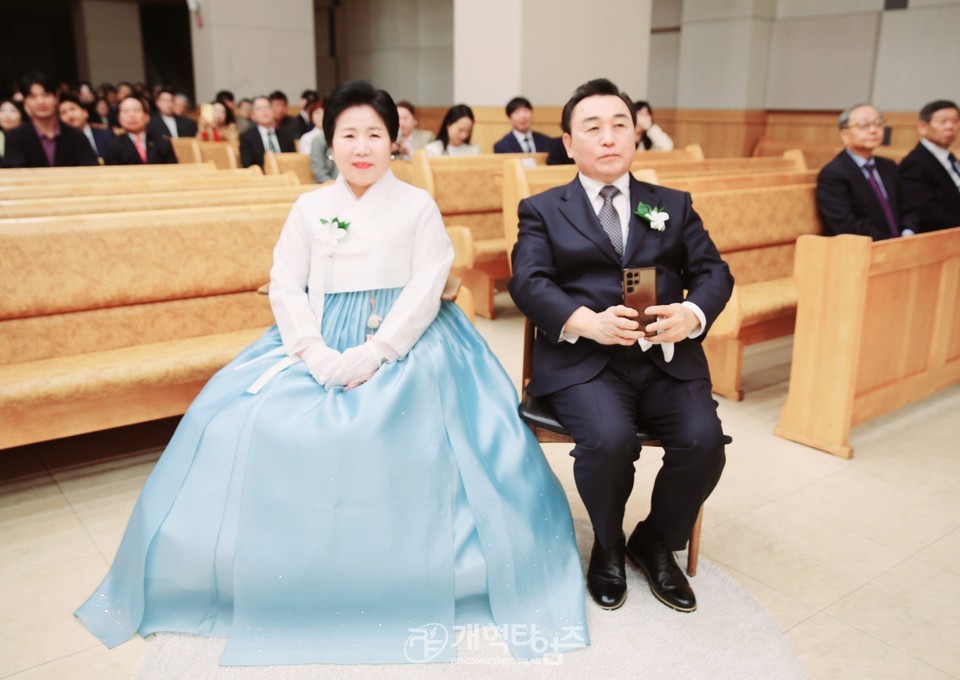전 총회 재판국장 이두형 목사 아들, 부총회장 예비후보 정○○ 목사 딸, 결혼 예식 모습