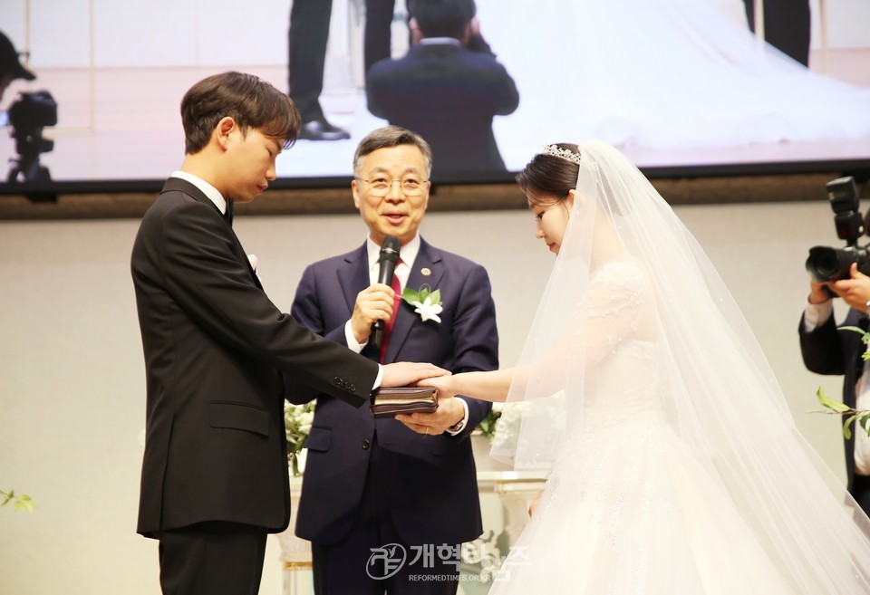 전 총회 재판국장 이두형 목사 아들, 부총회장 예비후보 정○○ 목사 딸, 결혼 예식 모습
