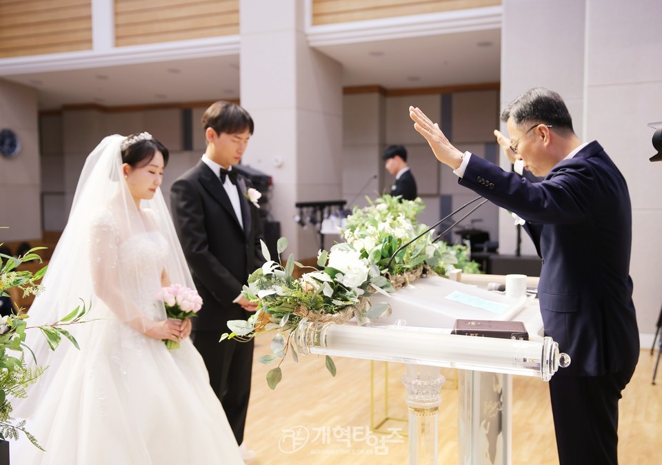 전 총회 재판국장 이두형 목사 아들, 부총회장 예비후보 정○○ 목사 딸, 결혼 예식 모습