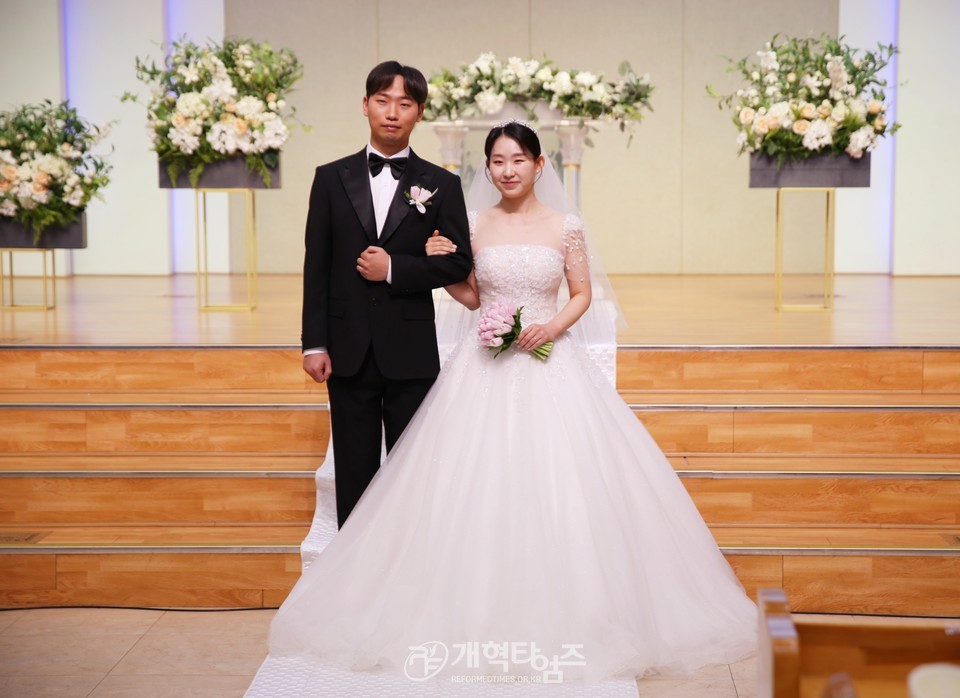 전 총회 재판국장 이두형 목사 아들, 부총회장 예비후보 정○○ 목사 딸, 결혼 예식 모습