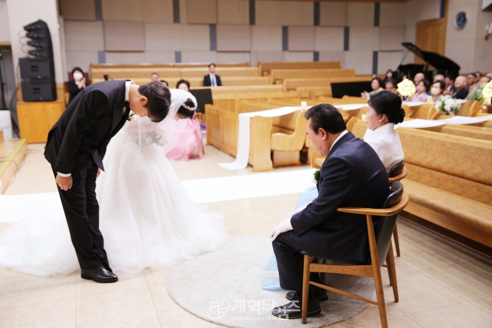 전 총회 재판국장 이두형 목사 아들, 부총회장 예비후보 정○○ 목사 딸, 결혼 예식 모습