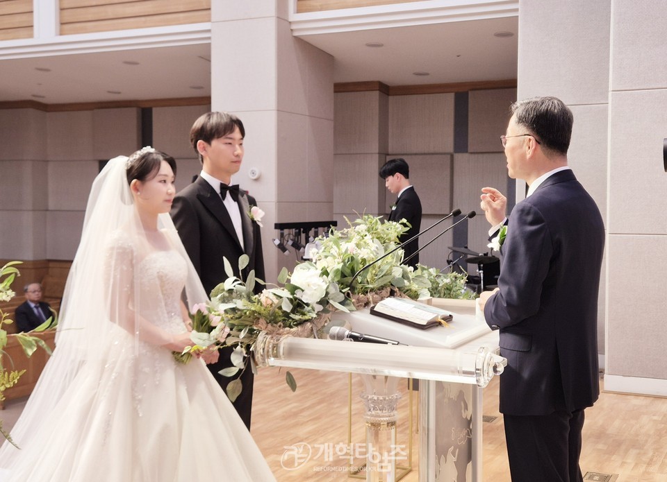전 총회 재판국장 이두형 목사 아들, 부총회장 예비후보 정○○ 목사 딸, 결혼 예식 모습