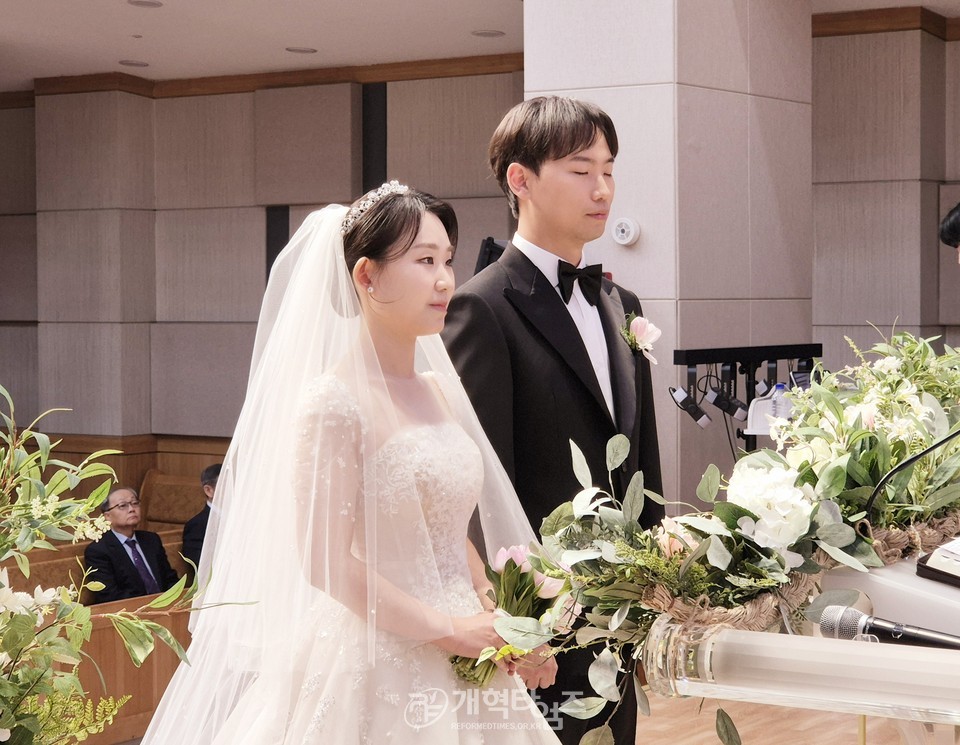 전 총회 재판국장 이두형 목사 아들, 부총회장 예비후보 정○○ 목사 딸, 결혼 예식 모습