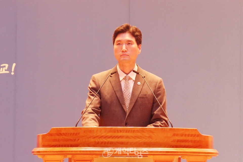 총신대신대원 총동창회장 송영식 목사, 총신대「기숙사 건축기금」전달식 모습