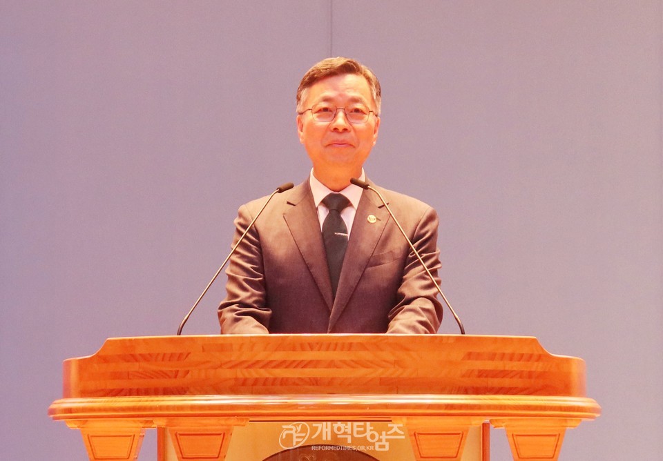 총신대신대원 총동창회장 송영식 목사, 총신대「기숙사 건축기금」전달식 모습
