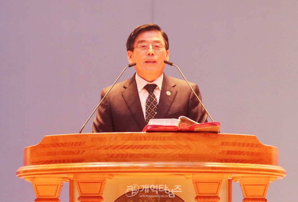 총신대신대원 총동창회장 송영식 목사, 총신대「기숙사 건축기금」전달식 모습