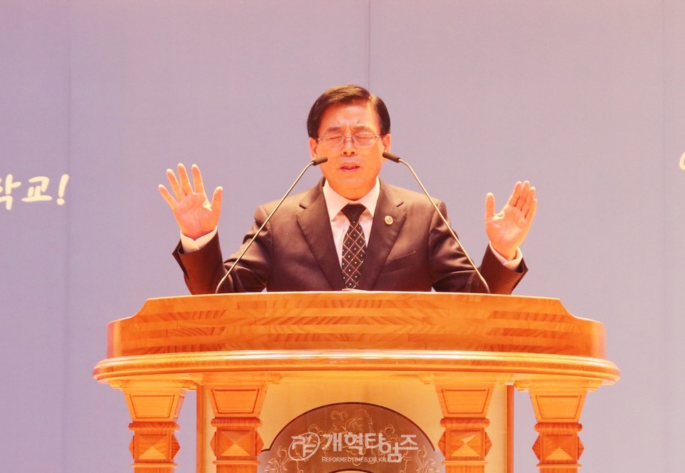 총신대신대원 총동창회장 송영식 목사, 총신대「기숙사 건축기금」전달식 모습