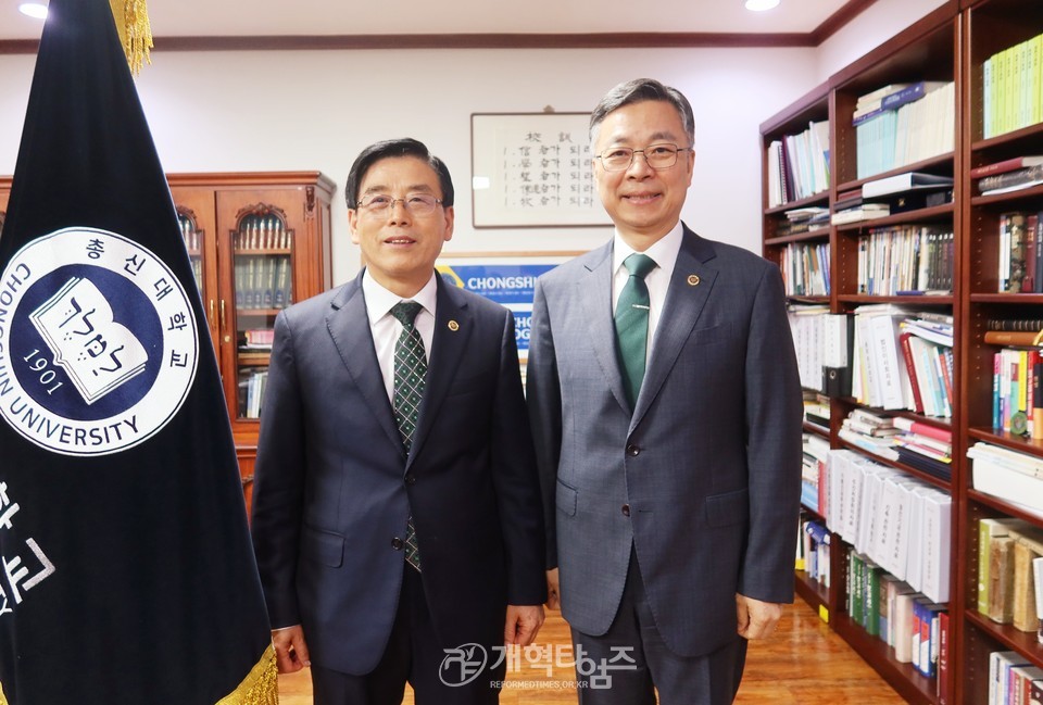총신대신대원 총동창회장 송영식 목사, 총신대「기숙사 건축기금」전달식 모습