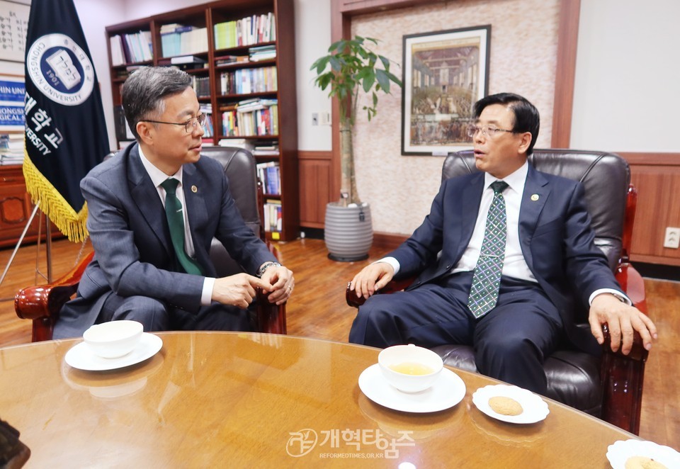 총신대신대원 총동창회장 송영식 목사, 총신대「기숙사 건축기금」전달식 모습