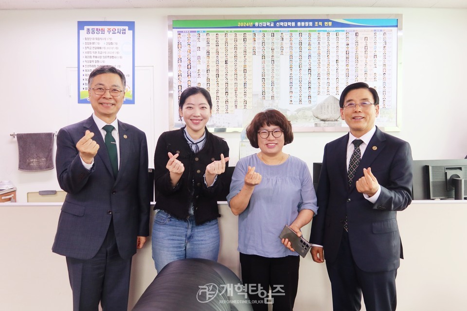 총신대신대원 총동창회장 송영식 목사, 총신대「기숙사 건축기금」전달식 모습