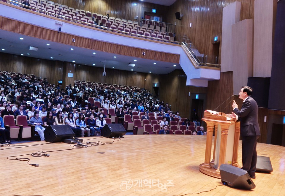 총신대신대원 총동창회장 송영식 목사, 총신대「기숙사 건축기금」전달식 모습