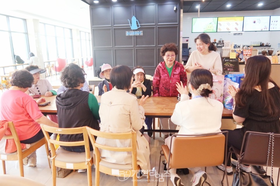 총신대 신대원 총여동문회, 총신대 신대원 여원우회 격려 방문 모습