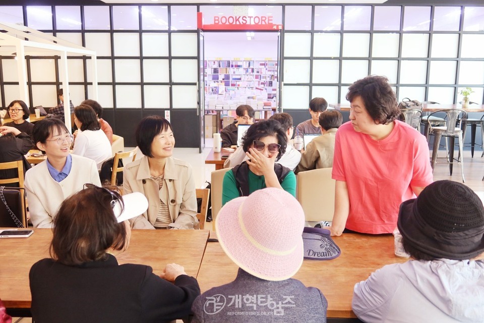 총신대 신대원 총여동문회, 총신대 신대원 여원우회 격려 방문 모습