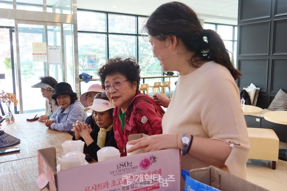 총신대 신대원 총여동문회, 총신대 신대원 여원우회 격려 방문 모습