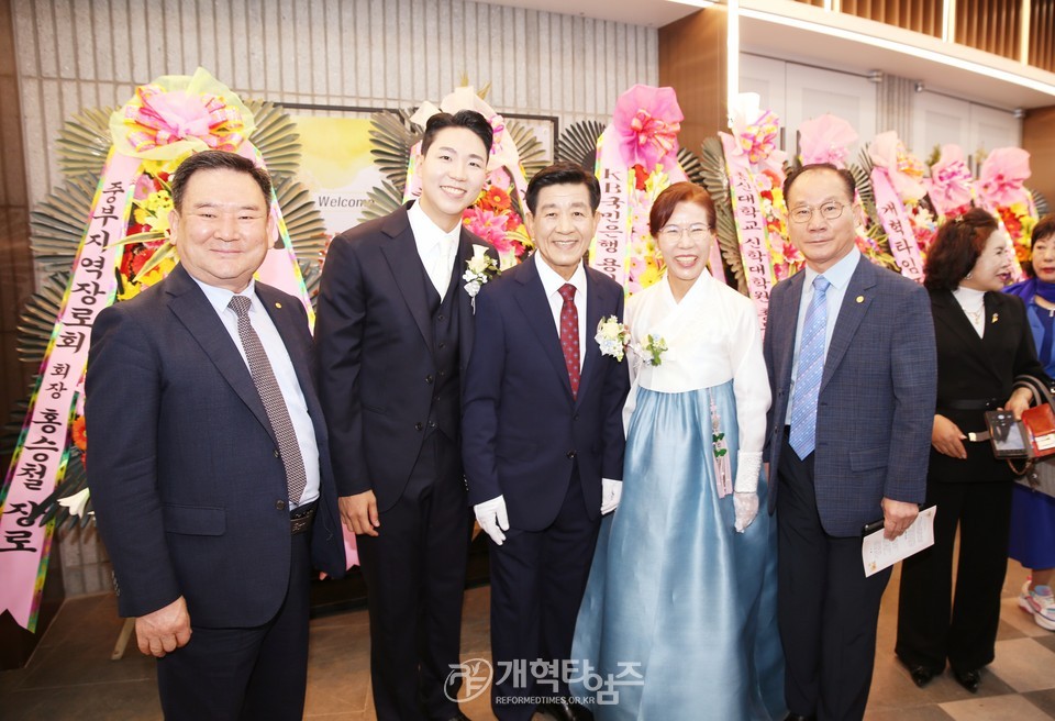 총신대신대원 총동창회장ㆍ중부협 차기회장 김종원목사, 외아들 결혼예식 모습
