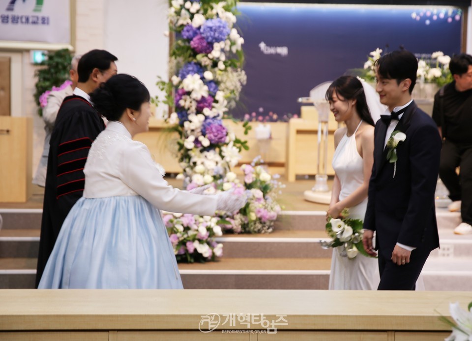 영광대교회 김용대 목사 아들 주성군 결혼예식 모습