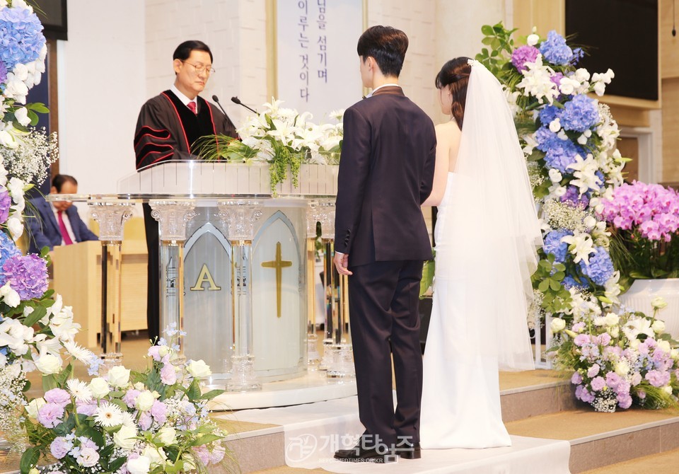 영광대교회 김용대 목사 아들 주성군 결혼예식 모습