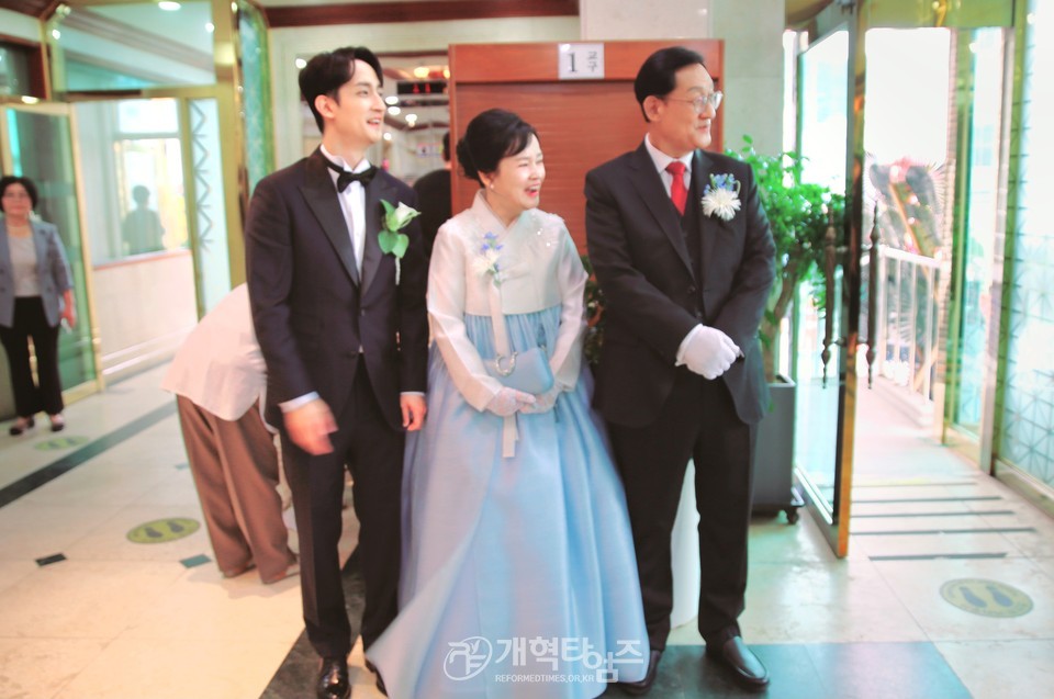 영광대교회 김용대 목사 아들 주성군 결혼예식 모습