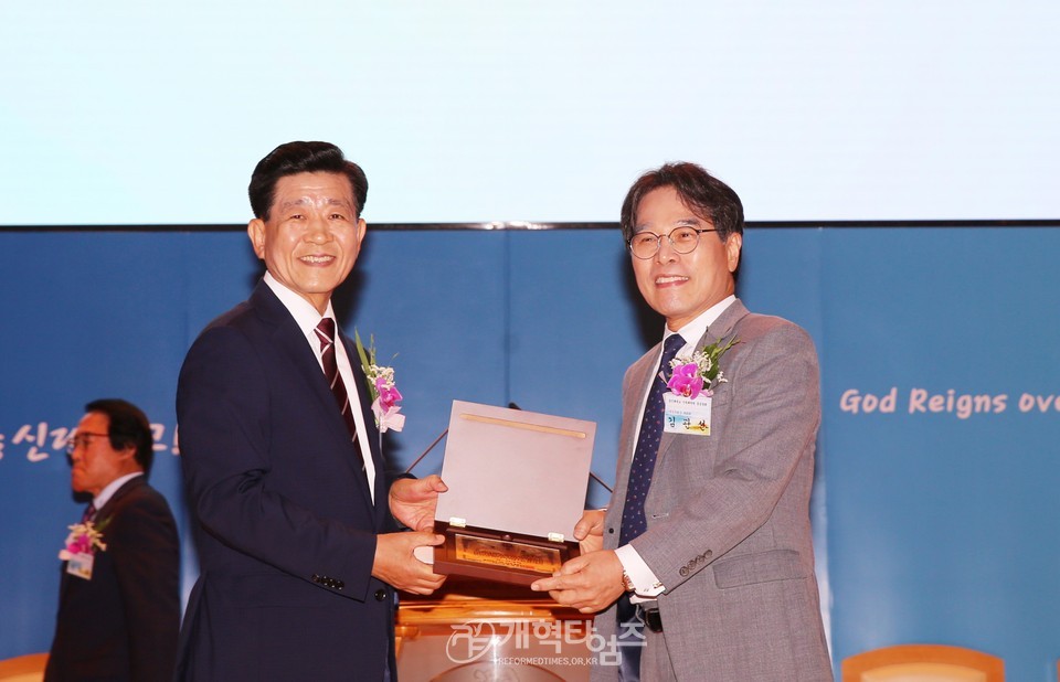 총신대신대원 총동창회 회장/후원이사장 이ㆍ취임감사예배 모습