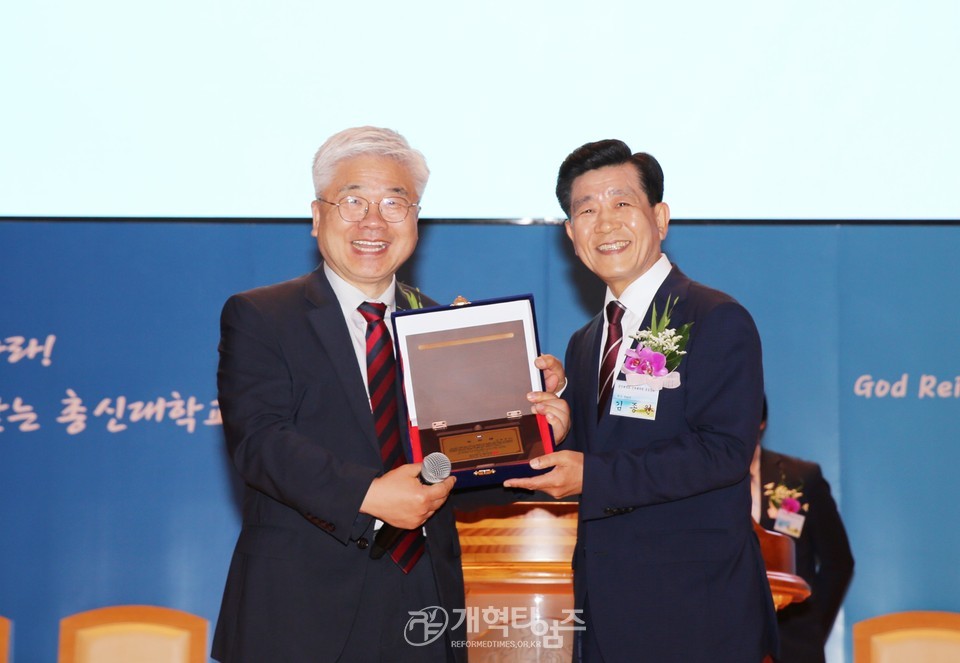 총신대신대원 총동창회 회장/후원이사장 이ㆍ취임감사예배 모습