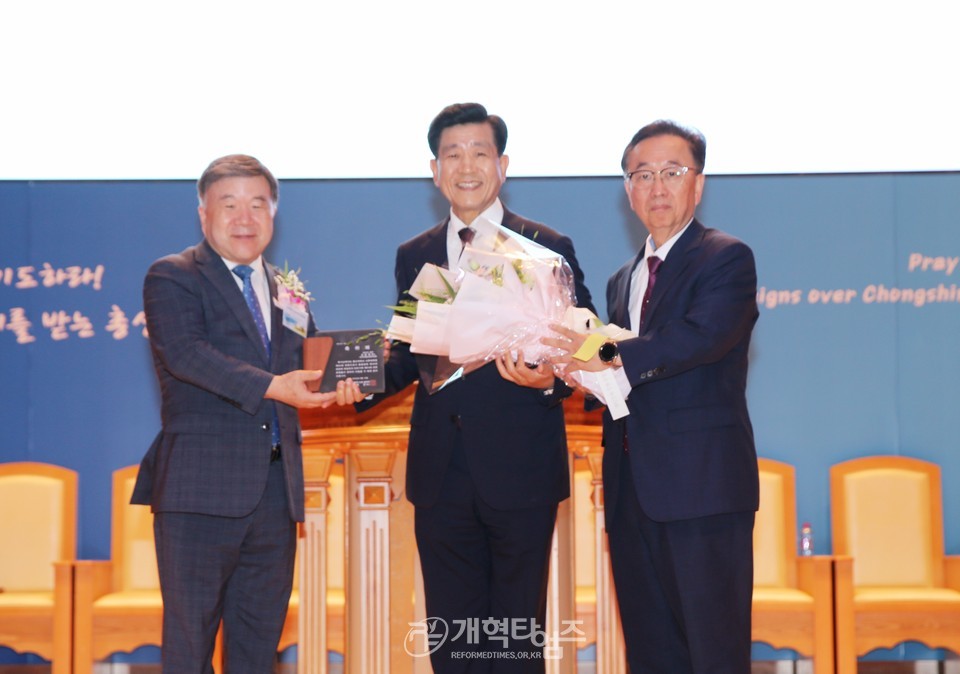 총신대신대원 총동창회 회장/후원이사장 이ㆍ취임감사예배 모습
