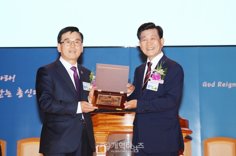 총신대신대원 총동창회 회장/후원이사장 이ㆍ취임감사예배 모습