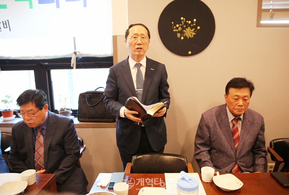 조형국 장로, 전국남전도회 호남지역 증경회장 및 임원연회의 전국 회장 후보 추대 모습