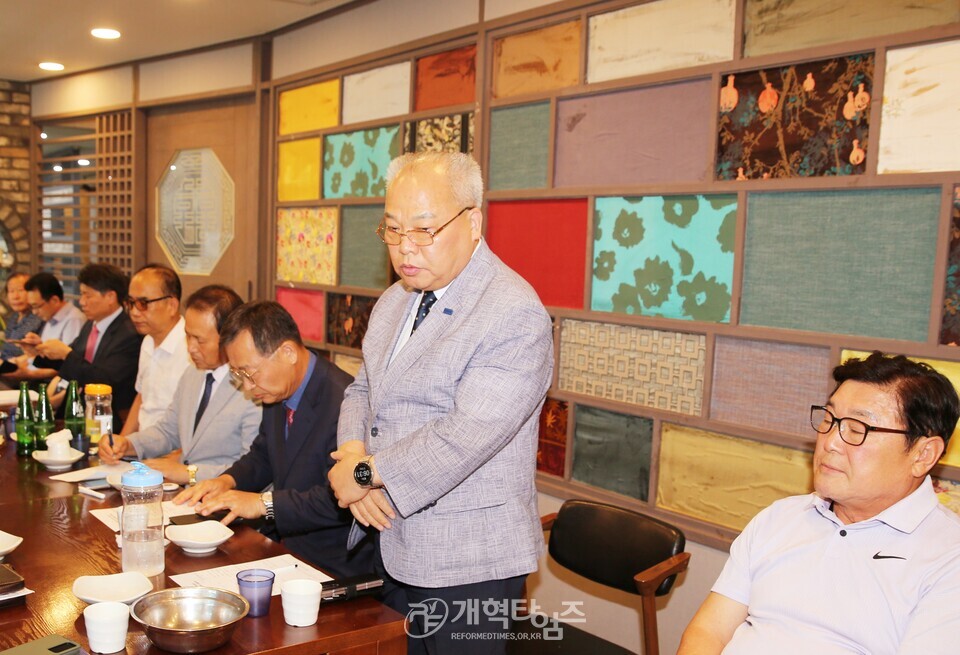 조형국 장로, 전국남전도회 호남지역 증경회장 및 임원연회의 전국 회장 후보 추대 모습
