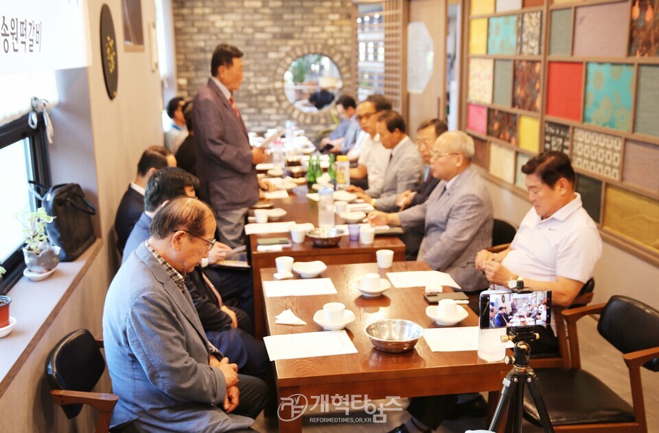 조형국 장로, 전국남전도회 호남지역 증경회장 및 임원연회의 전국 회장 후보 추대 모습