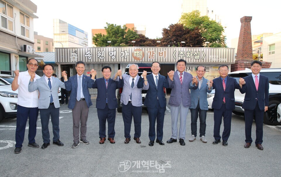 조형국 장로, 전국남전도회 호남지역 증경회장 및 임원연회의 전국 회장 후보 추대 모습