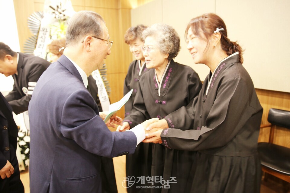 전국장로회, 故 윤근창 장로 유가족 위로예배 모습