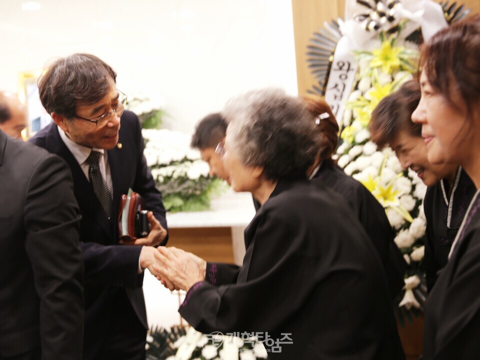 전국장로회, 故 윤근창 장로 유가족 위로예배 모습