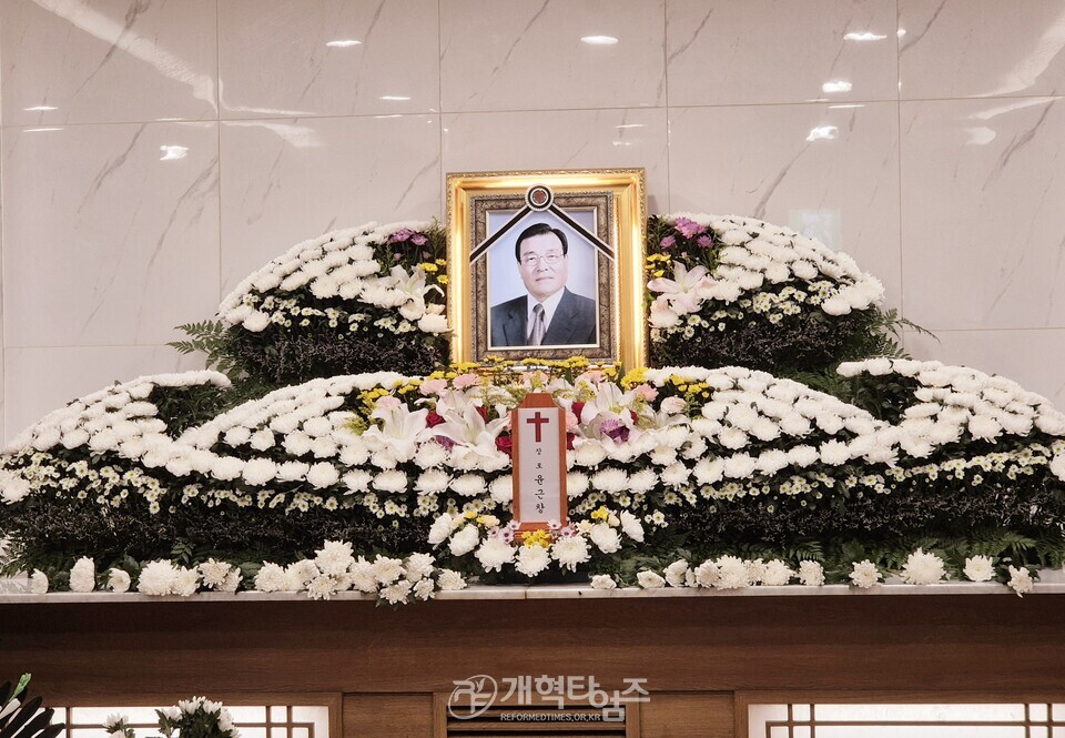 전국장로회, 故 윤근창 장로 유가족 위로예배 모습