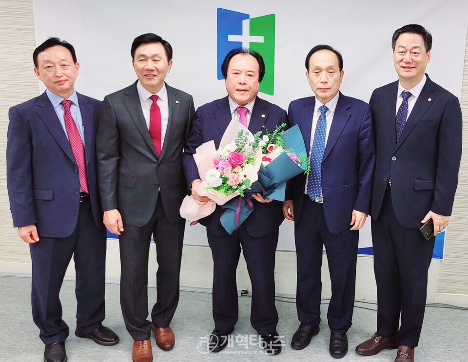 홍석환 장로, 제110회 장로 부총회장 예비 후보 등록 모습