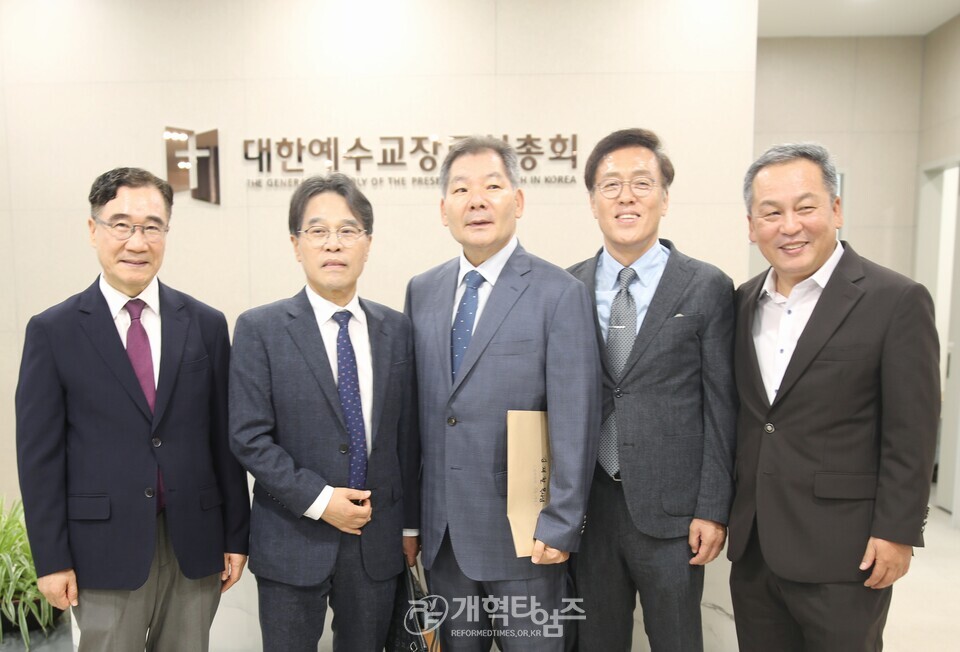 김재철 목사, 제110회 총회 정치부장 후보 등록 모습