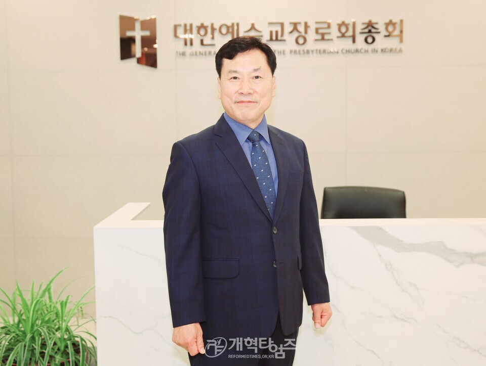 안수연 장로, 제110회 총회 부회계 예비 후보 등록 모습