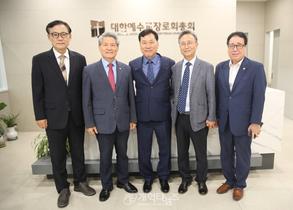 안수연 장로, 제110회 총회 부회계 예비 후보 등록 모습