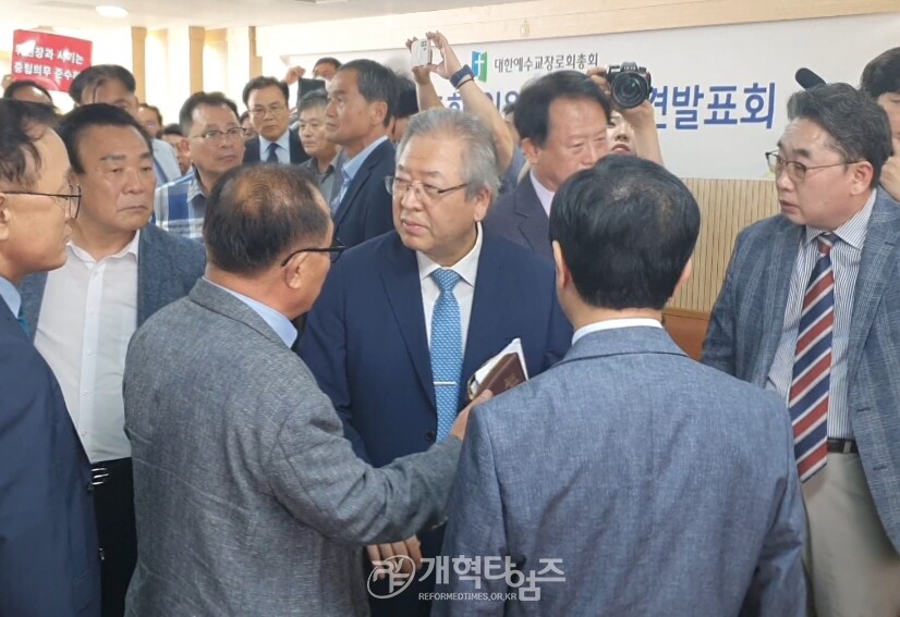 파행으로 끝난 총회 임원 후보 정견발표회 모습
