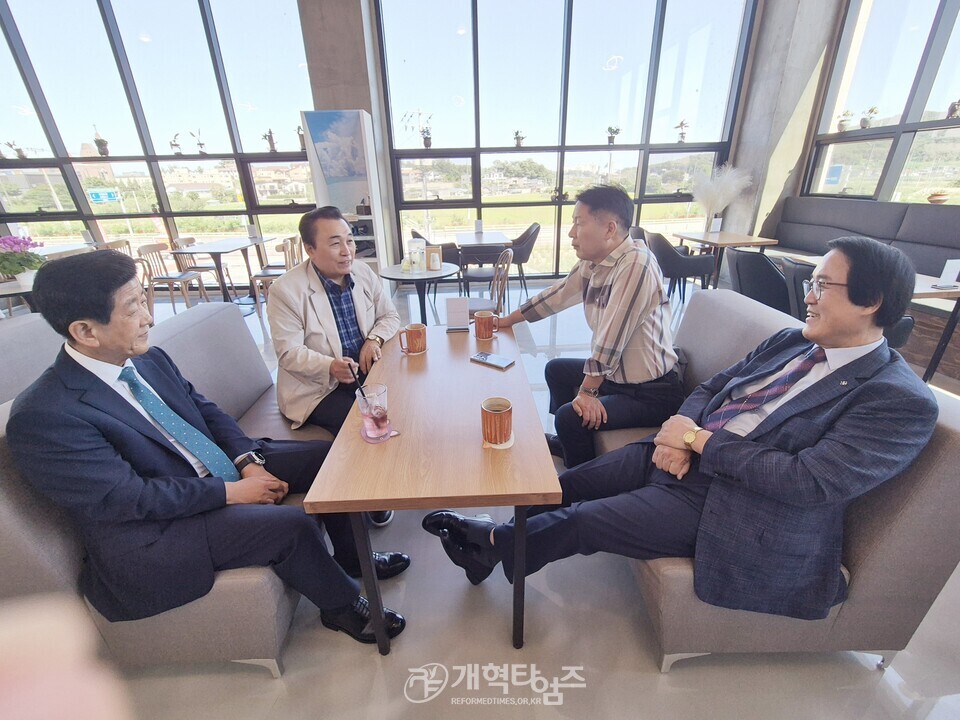 총신대신대원총동창회 임원회 모습(이천은광교회)