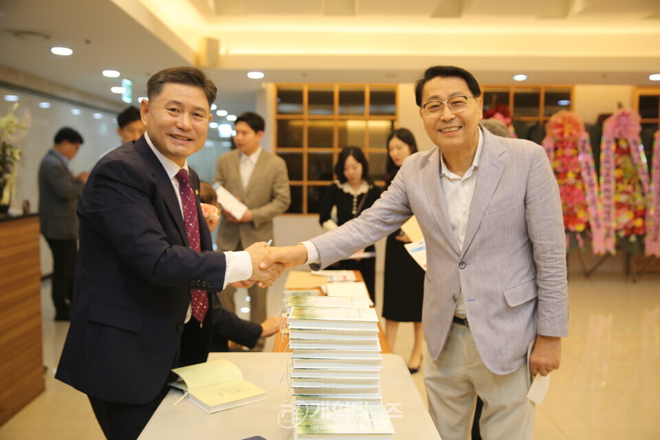 최규운 장로, 출판기념회 북토크 모습