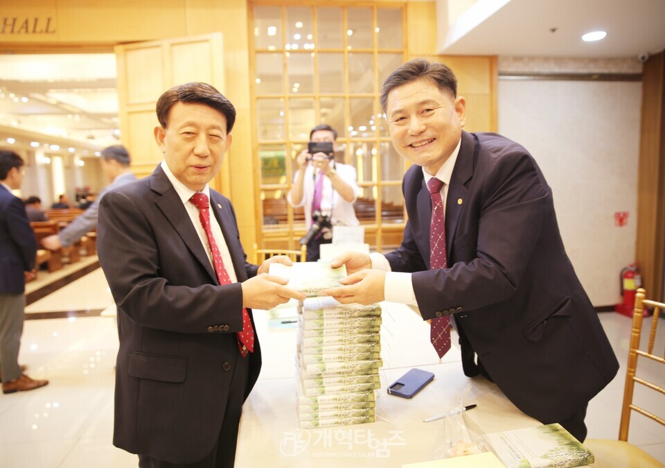 최규운 장로, 출판기념회 북토크 모습