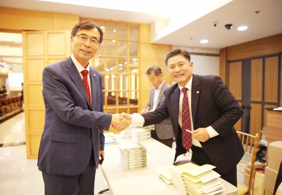 최규운 장로, 출판기념회 북토크 모습