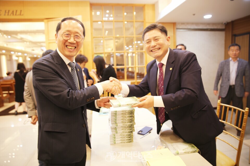최규운 장로, 출판기념회 북토크 모습