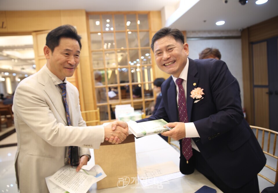 최규운 장로, 출판기념회 북토크 모습